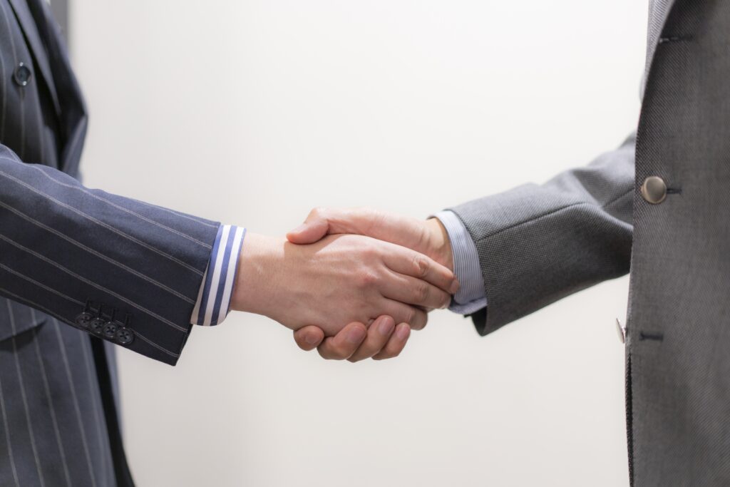 面談後に握手するイメージ