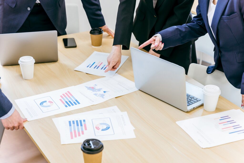 ダウンラウンドが起きてしまった場合の対処法を打ち合わせするイメージ